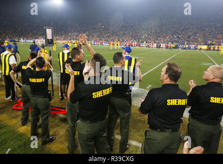 Los Angeled, CALIFORNIA, STATI UNITI D'AMERICA. Xix Nov, 2018. Contea di Ventura sceriffi guarda il Kansas City Chiefs riprodurre il Los Angeles Rams presso il Los Angeles Memorial Coliseum di lunedì, 9 novembre 19, 2018. Credito: KC Alfred/ZUMA filo/Alamy Live News Foto Stock