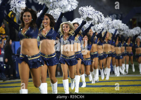 Los Angeled, CALIFORNIA, STATI UNITI D'AMERICA. Xix Nov, 2018. Los Angeles Rams cheerleaders prende il campo prima di Rams ha giocato il Kansas City Chiefs presso il Los Angeles Memorial Coliseum di lunedì, 9 novembre 19, 2018. Credito: KC Alfred/ZUMA filo/Alamy Live News Foto Stock