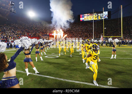 Los Angeled, CALIFORNIA, STATI UNITI D'AMERICA. Xix Nov, 2018. Il Los Angeles Rams prende il campo prima che esse hanno svolto il Kansas City Chiefs presso il Los Angeles Memorial Coliseum di lunedì, 9 novembre 19, 2018. Credito: KC Alfred/ZUMA filo/Alamy Live News Foto Stock