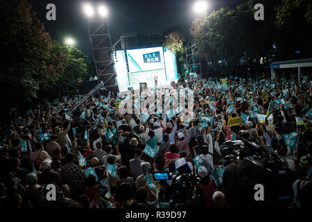 Sostenitori ondata di bandiere e di cartello " Taiwan Taipei" durante un rally a sostegno pregiudiziale partito Democratico Progressista (DPP) mayoral candidato in Taipei, Taiwan, il 21 novembre 2018. Il 24 novembre, Taiwanese voterà per nove in una elezione a sindaco municipale, county ma anche per differenti domande sotto referendum. Novembre 21, 2018 Credit: Nicolas Datiche/AFLO/Alamy Live News Foto Stock