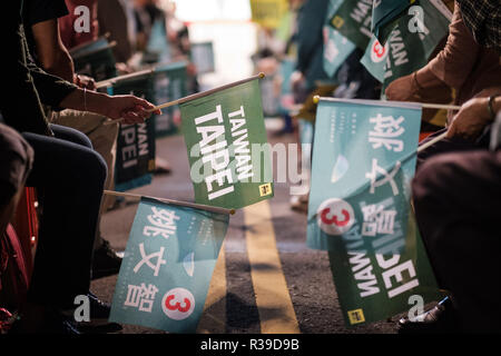 Sostenitori ondata di bandiere e di cartello " Taiwan Taipei" durante un rally a sostegno pregiudiziale partito Democratico Progressista (DPP) mayoral candidato in Taipei, Taiwan, il 21 novembre 2018. Il 24 novembre, Taiwanese voterà per nove in una elezione a sindaco municipale, county ma anche per differenti domande sotto referendum. Novembre 21, 2018 Credit: Nicolas Datiche/AFLO/Alamy Live News Foto Stock