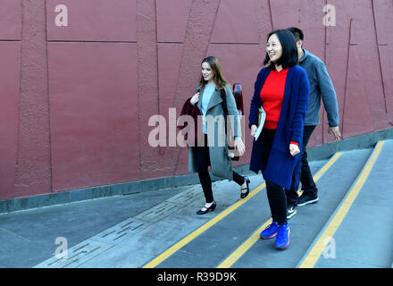 (181122) -- PECHINO, nov. 22, 2018 (Xinhua) -- Aleksandra Denga(L), dalla Polonia, cammina con i suoi colleghi in prossimità del Centro Nazionale per le Arti dello spettacolo a Pechino Capitale della Cina, Ottobre 19, 2018. Dopo la laurea dall Accademia di Musica a Danzica nel 2014, Aleksandra è venuto in Cina per lavorare con Guiyang Symphony Orchestra come un violinista nel sud-ovest della Cina di Guizhou, tre anni più tardi dopo un breve soggiorno in Polonia, ha deciso di tornare in Cina, questa volta ha trovato un posto di lavoro nel Centro Nazionale per le Arti dello Spettacolo Orchestra. "All'inizio era una bella avventura spaventoso Foto Stock