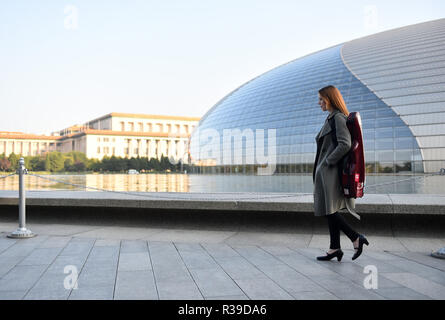 (181122) -- PECHINO, nov. 22, 2018 (Xinhua) -- Aleksandra Denga, dalla Polonia, passeggiate nei pressi del Centro Nazionale per le Arti dello spettacolo a Pechino Capitale della Cina, Ottobre 19, 2018. Dopo la laurea dall Accademia di Musica a Danzica nel 2014, Aleksandra è venuto in Cina per lavorare con Guiyang Symphony Orchestra come un violinista nel sud-ovest della Cina di Guizhou, tre anni più tardi dopo un breve soggiorno in Polonia, ha deciso di tornare in Cina, questa volta ha trovato un posto di lavoro nel Centro Nazionale per le Arti dello Spettacolo Orchestra. "All'inizio era una bella avventura spaventoso, perché è davvero d Foto Stock