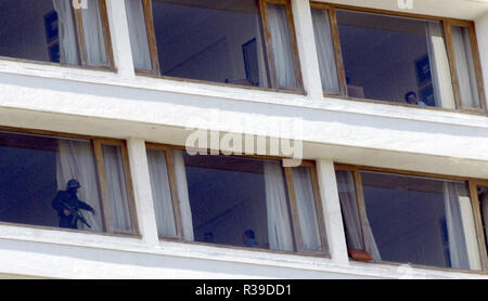 La sicurezza nazionale guardia commando NSG APERTURA TENDINA per indicare la stanza è al sicuro da Deccan Mujahideen i terroristi in Oberoi Trident Hotel Nariman Point Mumbai India il 27 /11/2008. I terroristi ha ucciso 100 persone e ferendone più di 200 in una serie di attacchi coordinati in tutta l India?s fulcro finanziario di Mumbai come fortemente banditi armati in gruppi da due a quattro aprì il fuoco con armi automatiche e granate lobbed in dieci luoghi nel sud di Mumbai, comprese le cinque stelle Taj e Trident hotel, città?s principali capolinea dei treni, un ospedale, una caffetteria, un pub e una sala cinematografica. Foto: Dinodia (c) dpa - Report Foto Stock