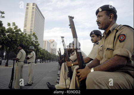 In attesa di polizia per combattere Deccan Mujahideen terroristi all'interno Oberoi Trident Hotel in background a Nariman Point Mumbai India il 27 /11/2008. I terroristi ha ucciso 100 persone e ferendone più di 200 in una serie di attacchi coordinati in tutta l India?s fulcro finanziario di Mumbai come fortemente banditi armati in gruppi da due a quattro aprì il fuoco con armi automatiche e granate lobbed in dieci luoghi nel sud di Mumbai, comprese le cinque stelle Taj e Trident hotel, città?s principali capolinea dei treni, un ospedale, una caffetteria, un pub e una sala cinematografica. Foto: Dinodia (c) dpa - Relazione | Utilizzo di tutto il mondo Foto Stock