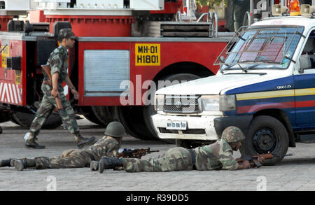 Nazionale di guardie di sicurezza GFN con pistole di preparazione per attaccare Deccan Mujahideen terroristi al Taj Mahal Hotel vicino al Gateway of India Mumbai il 27/11/2008. I terroristi ha ucciso 100 persone e ferendone più di 200 in una serie di attacchi coordinati in tutta l India?s fulcro finanziario di Mumbai come fortemente banditi armati in gruppi da due a quattro aprì il fuoco con armi automatiche e granate lobbed in dieci luoghi nel sud di Mumbai, comprese le cinque stelle Taj e Trident hotel, città?s principali capolinea dei treni, un ospedale, una caffetteria, un pub e una sala cinematografica. Foto: Dinodia (c) dpa - Relazione | Utilizzo di tutto il mondo Foto Stock