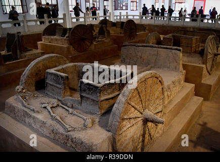 (181122) -- PECHINO, nov. 22, 2018 (Xinhua) -- turisti visitano il carro pit a Yinxu in Anyang, centrale cinese della Provincia di Henan, Ottobre 14, 2018. (Xinhua/Li Un) (wyo) Foto Stock