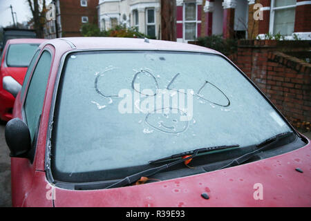 Londra, Regno Unito. 22 Novembre, 2018. Freddo e un sorriso faccia, scritto su di un parabrezza di automobile coperto di brina è visto a Londra in seguito ad una fredda notte. Secondo il Met Office blizzards e temperature di congelamento sono impostati per arrivare in Gran Bretagna la prossima settimana come un vento artico spazza il paese. Le temperature sono suscettibili di immergersi a -10C e l'amara freeze - con gales dalla Siberia e neve pesante - è atteso per ultimo attraverso il Natale. Credito: Dinendra Haria/SOPA Immagini/ZUMA filo/Alamy Live News Foto Stock