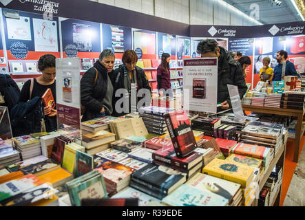 Lubiana, Slovenia. 21 novembre 2018. I visitatori che desiderano e la lettura di libri a 34th sloveno fiera del libro che porta più di 300 eventi, dotata di più di un centinaio di editori e 25.000 libri, inclusi 3.000 nuovi titoli. La fiera è visitato ogni anno da circa 35.000 gli appassionati di libri. Credito: Matic Štojs Lomovšek/Alamy Live News Foto Stock