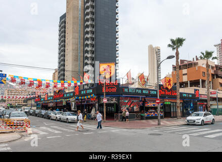 Benidorm, Costa Blanca, Spagna, 22 novembre 2018. Le chiamate sono state fatte a chiudere un popolare bar turistico di Benidorm Città Nuova dopo un video di una rissa di massa in strada con il buttafuori presumibilmente da questa barra è andato viral su internet di questa settimana. È il secondo video per colpire il internet negli ultimi mesi che mostra la violenza da parte del personale della porta a Benidorm. Credito: Mick Flynn/Alamy Live News Foto Stock