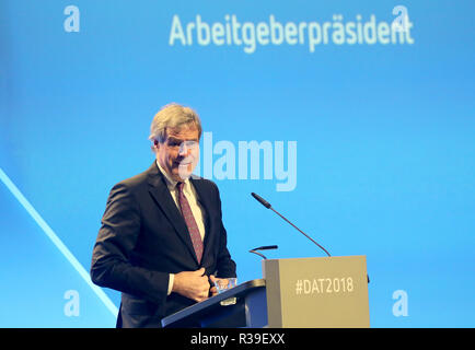 Berlino, Germania. 22 Novembre, 2018. Il cancelliere Angela Merkel (CDU) parla il tedesco dei datori di lavoro a giorno 2018. Credito: Wolfgang Kumm/dpa/Alamy Live News Foto Stock