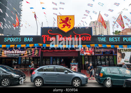 Benidorm, Costa Blanca, Spagna, 22 novembre 2018. Le chiamate sono state fatte a chiudere un popolare bar turistico di Benidorm Città Nuova dopo un video di una rissa di massa in strada con il buttafuori presumibilmente da questa barra è andato viral su internet di questa settimana. È il secondo video per colpire il internet negli ultimi mesi che mostra la violenza da parte del personale della porta a Benidorm. Credito: Mick Flynn/Alamy Live News Foto Stock