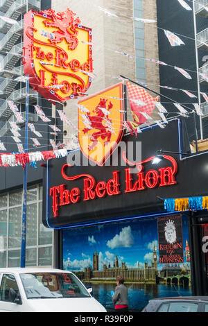 Benidorm, Costa Blanca, Spagna, 22 novembre 2018. Le chiamate sono state fatte a chiudere un popolare bar turistico di Benidorm Città Nuova dopo un video di una rissa di massa in strada con il buttafuori presumibilmente da questa barra è andato viral su internet di questa settimana. È il secondo video per colpire il internet negli ultimi mesi che mostra la violenza da parte del personale della porta a Benidorm. Credito: Mick Flynn/Alamy Live News Foto Stock