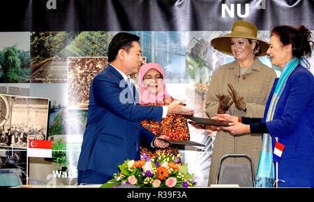 Bleiswijk, Paesi Bassi. 22 Novembre, 2018. Regina Maxima dei Paesi Bassi e presidente in carica la signora Halimah Yacob presso il centro ortofrutticolo Bleiswijk, il 22 novembre 2018, l'ultimo di una 2 giorni di visita di stato dalla Repubblica di Singapore verso i Paesi Bassi Credito: Albert Nieboer/ Paesi Bassi OUT/point de vue OUT |/dpa/Alamy Live News Foto Stock