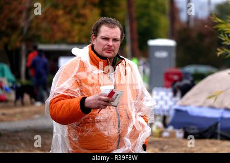 Butte, STATI UNITI D'AMERICA. Xxi Nov, 2018. Un residente di bevande a pioggia in un parcheggio di Chico di Butte County, California, Stati Uniti, nov. 21, 2018. Funzionari locali hanno avvertito che la pioggia dopo il wildfire potrebbe causare il rischio di inondazioni e mudflows. Credito: Wu Xiaoling/Xinhua/Alamy Live News Foto Stock