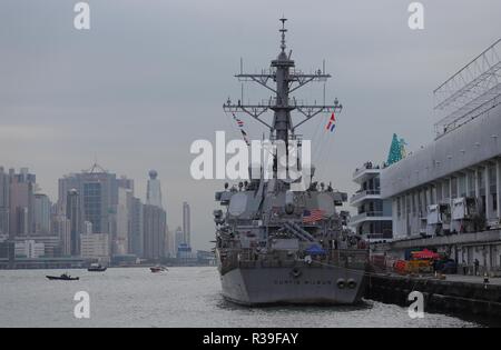 Hong Kong, . 22 Novembre, 2018. USS Curtis Wilbur, guidato un missile destroyer è visto qui ancorato a Ocean Terminal Kowloon nel più trafficato centro commerciale a Hong Kong durante la visita ufficiale guidato da USS RONALD REAGAN Battlegroup.Nov-22, 2018 Hong Kong.ZUMA/Liau Chung-ren Credito: Liau Chung-ren/ZUMA filo/Alamy Live News Foto Stock