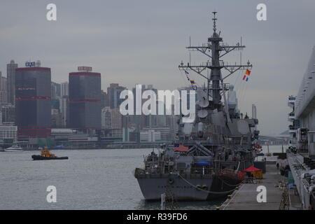 Hong Kong, . 22 Novembre, 2018. USS Curtis Wilbur, un missile guidato destroyer è visto qui ormeggiato a Ocean Terminal nel cuore della città durante la visita guidata da USS RONALD REAGAN Battlegroup.Navy-22, 2018 Hong Kong.ZUMA/Liau Chung-ren Credito: Liau Chung-ren/ZUMA filo/Alamy Live News Foto Stock