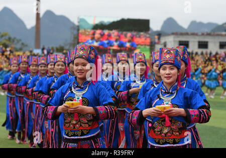 (181122) -- NANNING, nov. 22, 2018 (Xinhua) -- persone che indossano costumi di Yao gruppo etnico partecipare alle celebrazioni in Du an Yao contea autonoma, a sud della Cina di Guangxi Zhuang Regione autonoma, Dic 15, 2015. Nel Guangxi è una zona multietnica e alla gente piace indossare costumi etnici per frequentare le loro feste tradizionali. I costumi con motivo unico e riflettono lo stile diversificato culture etniche. (Xinhua/Lu Boan)(wsw) Foto Stock