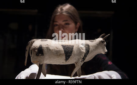 Bonhams, New Bond Street, Londra, Regno Unito. 22 Novembre, 2018. Bonhams antichità vendita dispone di una magnifica selezione di opere che ritraggono sia esotica e gli animali domestici da mondo antico. Immagine: un affascinante egiziano di legno verniciato modello di un toro, Regno di Mezzo, circa 2025-1700 A.C. Stima £ 10.000-15,000. Credito: Malcolm Park/Alamy Live News. Foto Stock