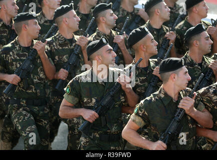 Beirut, Libano. 22 Novembre, 2018. Soldati libanesi marzo durante una parata militare per contrassegnare il settantacinquesimo anniversario della indipendenza libanese giorno. Credito: Marwan Naamani/dpa/Alamy Live News Foto Stock