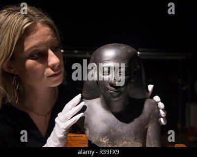 Bonhams, New Bond Street, Londra, Regno Unito. 22 Novembre, 2018. Bonhams antichità vendita dispone di una magnifica selezione di opere che ritraggono sia esotica e gli animali domestici da mondo antico. Immagine: Un Egiziano basalto busto di un funzionario, il periodo tardo, fine della XXVI dinastia-30th dinastia, circa 550-334 A.C. Stima £ 40,000-60,000. Credito: Malcolm Park/Alamy Live News. Foto Stock