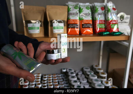 Atene, Grecia. Xxi Nov, 2018. I prodotti della cannabis medica sono disponibili per la vendita in un negozio a Atene, Grecia, su nov. 21, 2018. Credito: Marios Lolos/Xinhua/Alamy Live News Foto Stock