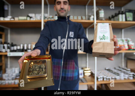 Atene, Grecia. Xxi Nov, 2018. Un bottegaio dimostra la cannabis medica prodotti in un negozio a Atene, Grecia, su nov. 21, 2018. Credito: Marios Lolos/Xinhua/Alamy Live News Foto Stock