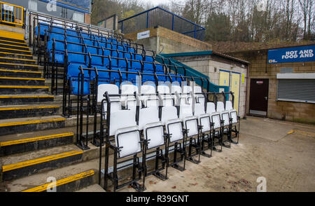 Adams Park, High Wycombe, Regno Unito. 22 Nov 2018. Cassetta di sicurezza posti a sedere presso gli stadi di calcio (Wycombe Wanderers sono il primo club nel paese per installare il nuovo sedile 2020, prodotto da Grand Stand posti a sedere Systems Ltd in congiunzione con posti a sedere Alderdale, che abilita i sostenitori di scegliere di stare in piedi o seduto senza avere una vista offuscata del passo) presso Adams Park, High Wycombe, in Inghilterra il 22 novembre 2018. Foto di Andy Rowland. Credito: Andrew Rowland/Alamy Live News Foto Stock