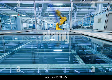 Chemnitz, Germania. 22 Novembre, 2018. Un robot di Heckert Solar GmbH lavora presso la stazione di saldatura del altamente linea automatizzata per la produzione di moduli solari. L'azienda di famiglia da Sassonia è specializzata nella produzione di alta qualità ed elevate prestazioni di moduli solari. Tra le altre cose, si è sviluppato un modulo nero per trattenuta visivamente l'uso in edifici elencati. A causa del loro basso effetto di abbagliamento, questi moduli sono anche predestinato per uso negli aeroporti e vicino alle autostrade. Credito: Jan Woitas/dpa-Zentralbild/ZB/dpa/Alamy Live News Foto Stock