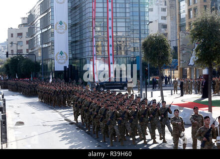 Beirut, Libano. 22 Novembre, 2018. Soldati marzo durante una parata militare che segna il settantacinquesimo Giorno Di Indipendenza a Beirut, Libano, nov. 22, 2018. Il Libano ha celebrato il settantacinquesimo anniversario della sua indipendenza con una parata militare nel centro cittadino di Beirut il giovedì. Credito: Bilal Jawich/Xinhua/Alamy Live News Foto Stock