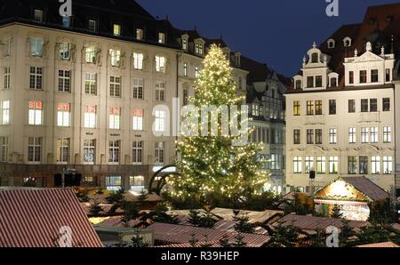 Leipzig, Germania. 22 Novembre, 2018. Le luci dell'abete a Leipzig Mercatino di Natale si accendono durante una corsa di prova. Intorno al 3000 le luci a LED e 600 sfere adornano il 50 metro alto albero. Il mercato è aperto dal 27.11.2018 al 23.12.2018, ultimo anno 2,2 milioni di visitatori sono state contate. Credito: Sebastian Willnow/dpa-Zentralbild/dpa/Alamy Live News Foto Stock