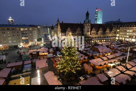 Leipzig, Germania. 22 Novembre, 2018. Le luci dell'abete sulla Leipzig Mercatino di Natale brillare durante una corsa di prova, sullo sfondo a destra il Municipio della Città Vecchia può essere visto. Intorno al 3000 le luci a LED e 600 sfere adornano il 50 metro alto albero. Il mercato è aperto dal 27.11.2018 al 23.12.2018, ultimo anno 2,2 milioni di visitatori sono state contate. Credito: Sebastian Willnow/dpa-Zentralbild/dpa/Alamy Live News Foto Stock