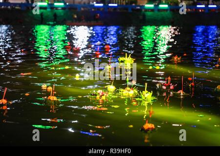 Surin, Thailandia. 22 Novembre, 2018. Krathongs sono visti in un lago in Surin, Thailandia, nov. 22, 2018. Thailandia osservato l annuale Loy Krathong festival Giovedì. Come una tradizione che è stata seguita per almeno sette secoli, le persone insieme a galla lotus-zattere sagomata adornata con candele, incenso e fiori, noto come Krathongs, attorno alla dodicesima notte di luna piena del calendario tailandese e di augurare a un anno con la sfortuna di essere lavati via dalle acque. Credito: Zhang Keren/Xinhua/Alamy Live News Foto Stock