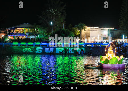 Surin, Thailandia. 22 Novembre, 2018. Persone galleggiante loro Krathongs in Surin, Thailandia, nov. 22, 2018. Thailandia osservato l annuale Loy Krathong festival Giovedì. Come una tradizione che è stata seguita per almeno sette secoli, le persone insieme a galla lotus-zattere sagomata adornata con candele, incenso e fiori, noto come Krathongs, attorno alla dodicesima notte di luna piena del calendario tailandese e di augurare a un anno con la sfortuna di essere lavati via dalle acque. Credito: Zhang Keren/Xinhua/Alamy Live News Foto Stock