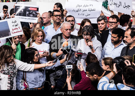 Beirut, Libano. 22 Novembre, 2018. Un manifestante visto affrontare i loro problemi sociali per i media durante la protesta.Il clima è stato generalmente sgonfi come una manciata di manifestanti, quasi sopraffatti dai giornalisti sono stati riuniti presso il la Piazza dei Martiri a Beirut per protestare contro il cattivo stato del loro paese, dalla gestione dei rifiuti per l'economia, per cui essi dare la colpa al governo. Più detto che celebra l'indipendenza sotto tali circostanze si sente come uno scherzo di cattivo gusto. Essi ammettono che le cose cambieranno per il meglio, dicendo libanesi avrebbe protestato più ma sono stanco perché n. Foto Stock