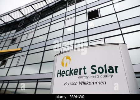 Chemnitz, Germania. 22 Novembre, 2018. La costruzione di Heckert Solar GmbH. L'azienda di famiglia da Sassonia è specializzata nella produzione di alta qualità ed elevate prestazioni di moduli solari. Tra le altre cose, si è sviluppato un modulo nero per trattenuta visivamente l'uso in edifici elencati. A causa del loro basso effetto di abbagliamento, questi moduli sono anche predestinato per uso negli aeroporti e vicino alle autostrade. Credito: Jan Woitas/dpa-Zentralbild/dpa/Alamy Live News Foto Stock