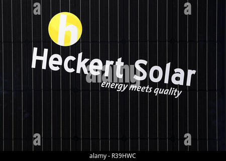 Chemnitz, Germania. 22 Novembre, 2018. Un nero modulo solare del tipo "Nemo 2.0 60M' nero con il logo di Heckert Solar GmbH si trova in sala di formazione della società. Questo modulo nero può essere installato su edifici elencati ed è stata sviluppata per uso negli aeroporti e vicino alle autostrade a causa del suo basso effetto di abbagliamento. L'azienda di famiglia da Sassonia è specializzata nella produzione di alta qualità ed elevate prestazioni di moduli solari. Credito: Jan Woitas/dpa-Zentralbild/dpa/Alamy Live News Foto Stock