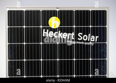 Chemnitz, Germania. 22 Novembre, 2018. Un modulo solare del tipo "Nemo 2.0 60M' con il logo di Heckert Solar GmbH si trova in sala di formazione della società. L'azienda di famiglia da Sassonia è specializzata nella produzione di alta qualità ed elevate prestazioni di moduli solari. Credito: Jan Woitas/dpa-Zentralbild/dpa/Alamy Live News Foto Stock