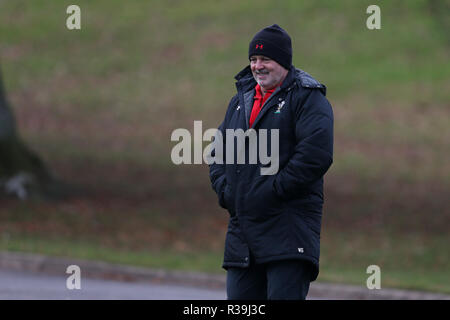 Cardiff, Galles, UK. 22 Nov 2018. Warren Gatland, il Galles di rugby head coach durante il Galles di rugby di formazione presso il Vale Resort, Hensol, vicino a Cardiff , Galles del Sud giovedì 22 novembre 2018. Il team si sta preparando per il prossimo autunno la serie internazionale di match contro il Sud Africa in questo fine settimana. pic da Andrew Orchard/Alamy Live News Foto Stock