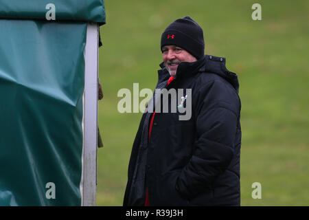 Cardiff, Galles, UK. 22 Nov 2018. Warren Gatland, il Galles di rugby head coach durante il Galles di rugby di formazione presso il Vale Resort, Hensol, vicino a Cardiff , Galles del Sud giovedì 22 novembre 2018. Il team si sta preparando per il prossimo autunno la serie internazionale di match contro il Sud Africa in questo fine settimana. pic da Andrew Orchard/Alamy Live News Foto Stock