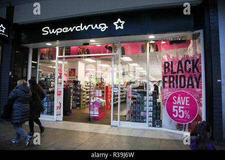 Londra, Regno Unito. 22 Novembre, 2018. Gli amanti dello shopping sono visto oltrepassando la Superdrug store di Londra che si preparano per il Black Friday evento con enormi risparmi. Credito: Dinendra Haria/SOPA Immagini/ZUMA filo/Alamy Live News Foto Stock