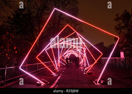 Londra, Regno Unito. Il 22 novembre 2018. I visitatori a piedi attraverso un tunnel di luce. Anteprima del primo Natale a London Zoo', una trasformazione di festa allo Zoo di Londra che dispone di un miglio percorso illuminato in una magica dopo scuro di esperienza. Edifici di interesse storico sono anche state trasformate per l'evento, con fontane incandescenti illuminazione il grado che ho elencato Lubetkin Penguin Pool e festosa illuminazione proiezioni fino allo storico Mappin terrazze. Lo show è 22 Novembre al 1 gennaio 2019. Credito: Stephen Chung / Alamy Live News Foto Stock