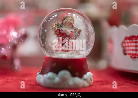 Freiburg, Germania. 22 Novembre, 2018. Un angelo di Natale in un snow globe sorge sull'aperto il mercato di Natale. Circa quattro settimane prima di Natale, la stagione dei mercatini di Natale ha cominciato nel Baden-Württemberg. (A lsw: 'Freiburg fa un inizio precoce con il suo mercato di Natale' dal 22.11.2018) Credito: Patrick Seeger/dpa/Alamy Live News Foto Stock