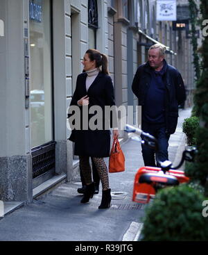 Milano, Alena Seredova nel centro per lo shopping con i genitori Alena Seredova arriva nel centro cittadino con i suoi genitori a fare un po' di shopping. Qui si è a piedi in via Montenapoleone e poi dopo la navigazione attraverso le finestre di alcune boutique, decide di inserire un paio di loro di fare acquisti per dare ai genitori. Foto Stock