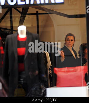 Milano, Alena Seredova nel centro per lo shopping con i genitori Alena Seredova arriva nel centro cittadino con i suoi genitori a fare un po' di shopping. Qui si è a piedi in via Montenapoleone e poi dopo la navigazione attraverso le finestre di alcune boutique, decide di inserire un paio di loro di fare acquisti per dare ai genitori. Foto Stock