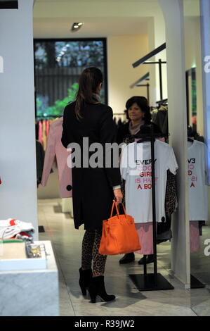 Milano, Alena Seredova nel centro per lo shopping con i genitori Alena Seredova arriva nel centro cittadino con i suoi genitori a fare un po' di shopping. Qui si è a piedi in via Montenapoleone e poi dopo la navigazione attraverso le finestre di alcune boutique, decide di inserire un paio di loro di fare acquisti per dare ai genitori. Foto Stock