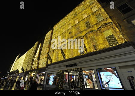 Glasgow, Scotland, Regno Unito. Il 22 novembre 2018. Il Celtic ace, Kieran Tierney interruttori sulla mitica Fraser, le luci di Natale a Mike Ashley's new House of Fraser in Glasgow. Il caso è quello di raccogliere fondi per Santa Margherita di Scozia ospizio in Clydebank. Credito: Colin Fisher/Alamy Live News Foto Stock