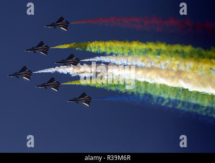 Zhuhai Zhuhai, Cina. 22 Novembre, 2018. Aerobatic Team dei cinesi PLA Air Force esegue a Zhuhai Airshow 2018 di Zhuhai, Cina del sud della provincia di Guangdong. Credito: SIPA Asia/ZUMA filo/Alamy Live News Foto Stock