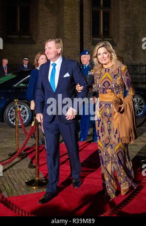 L'Aia, Paesi Bassi. 22 Novembre, 2018. Willem-Alexander re e regina Maxima dei Paesi Bassi arrivano al Binnenhof a L'Aia il 22 novembre 2018, a frequentare il Regeringsdiner nel Treveszaal sull'ultimo di 2 giorni di visita di stato dalla Repubblica di Singapore verso i Paesi Bassi Credito: Albert Nieboer/ Paesi Bassi OUT/point de vue OUT |/dpa/Alamy Live News Foto Stock