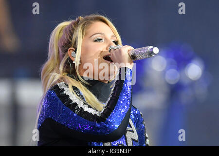 Arlington, Texas, Stati Uniti d'America. 22 Novembre, 2018. Meghan Trainor esegue a tempo di emisaturazione del NFL partita di calcio tra Washington Redskins e Dallas Cowboys di AT&T Stadium di Arlington, Texas. Shane Roper/Cal Sport Media/Alamy Live News Foto Stock